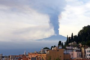 La ville de Taormina, avec le mont Etna en éruption en fond, le 4 décembre 2015.