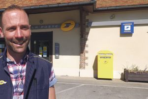 Mickaël Longbois devant le bureau de poste de Rosières-près-Troyes