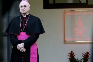 Parmi les contributeurs à l’ouvrage figurent des personnalités éminemment controversées et frontalement opposées au pape François, à l’image de Mgr Carlo Maria Viganò.
