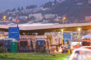 Au poste-frontière de Menton (Alpes-Maritimes), la police procède à des contrôles, le 7 janvier.