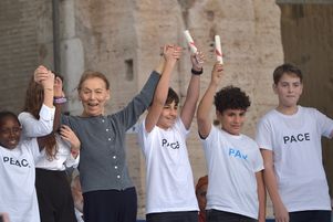 Le pape François accueille Edith Bruck, l’une des dernières survivantes de l'Holocauste, à son arrivée au Colisée pour le rassemblement de prière œcuménique « Le cri pour la paix - Religions et cultures en dialogue », le 25 octobre 2022 à Rome (Italie).