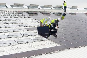 ©PHOTOPQR/OUEST FRANCE/Franck Dubray ; nantes 27/10/2017 Sur le domaine portuaire de Cheviré, 22 000 m2 de panneaux photovoltaïques vont recouvrir trois entrepôts (l?équivalent de trois terrains de football) de l'opérateur de logistique portuaire et industrielle Sogebras. Ce chantier, est mené par JP Energie Environnement. (MaxPPP TagID: maxnewsworldfour386192.jpg) [Photo via MaxPPP]