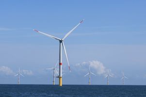 Des éoliennes en mer au large de Saint-Nazaire, le 26 septembre 2023. À l’horizon 2030, la France table sur l’exploitation d’une vingtaine de parcs offshore.