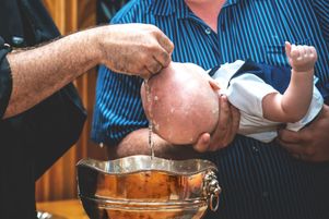 Une note du dicastère pour la doctrine de la foi publiée le 8 novembre et approuvée par le pape François affirme qu’il est bien possible de baptiser les personnes ayant changé de sexe ou les enfants d’un couple homosexuel nés par le biais d’une gestation pour autrui (GPA). (Photo d’illustration)