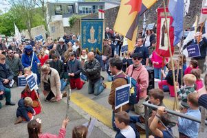 Le 5 mai 2024, 300 fidèles traditionalistes de la Fraternité sacerdotale Saint-Pierre, implantée à Quimper et Sainte-Sève (Finistère), se sont mobilisés pour demander le rétablissement de la convention qui les liait au diocèse. Les fidèles ont prié à genoux devant les portes du diocèse, pendant près dune heure.