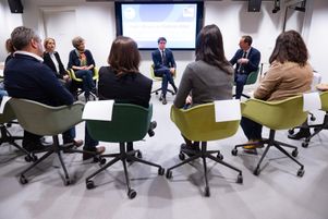 Gabriel Attal en février 2023, alors ministre délégué chargé des comptes publics, visite la Caisse nationale d’assurance-vieillesse. La réforme des retraites portées par la gouvernement cette même année ne permettrait pas d’éviter le déficit du système des retraites français.