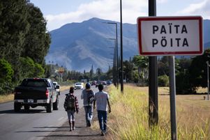  Des usagers se dirigent vers un arrêt de bus à Nouméa le 1er octobre, jour où le service de transport a repris, après quatre mois de crise. Mais le ticket a flambé: de 2,40 à 4,20 euros l’unité, pour un redémarrage partiel de trois mois, avec seulement onze lignes sur trente et des trajets raccourcis.