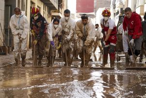 À Paiporta (Espagne) le 17 novembre, des bénévoles continuent de nettoyer les rues, près d’un mois après les inondations qui ont frappé la région de Valence.