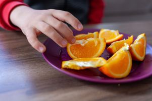 Le scorbut, pathologie liée à une carence en vitamine C, refait surface en France, où il a touché 888 enfants entre 2015 et 2023.   