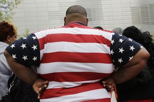 Jeudi 8 mai 2014, un homme en surpoids vêtu d’une chemise à motifs du drapeau américain, au World Trade Center. New York (USA).