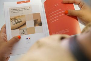 Caroline Roux considère que de nombreuses mesures, postérieures à la loi Veil, ont conduit à une forme de banalisation d’un acte violent.