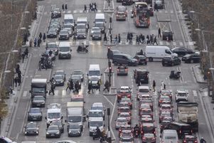 Rue de Paris en novembre dernier. Selon une étude publiée mercredi 29 janvier 2025 par Santé publique France, l’exposition au long cours à la pollution atmosphérique entraîne un « fardeau considérable ».