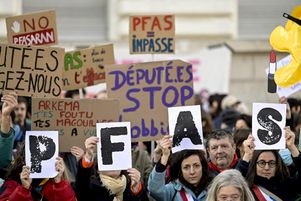 Un rassemblement anti PFAS à Lyon. Le 20 février 2025, l’Assemblée nationale a voté une loi restreignant l’usage de ces polluants dits « éternels ».
