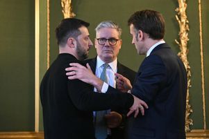 Le président ukrainien, Volodymyr Zelensky, son homologue français, Emmanuel Macron, et le premier ministre britannique, Keir Starmer, le 2 mars 2025 à Londres.