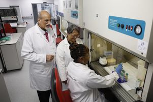 Le gel de l’aide internationale par les États-Unis provoque l’arrêt de recherches et soins contre le VIH en Afrique du Sud, mettant en danger des milliers de vies. Des instituts comme le Caprisa (Centre pour le programme de recherche sur le sida en Afrique du Sud), ici en septembre 2024, ont réalisé de grands progrès dans la lutte contre le virus.