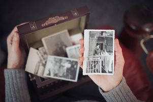 Claro voyage à travers ses souvenirs évoquant notamment sa mère décédée. 