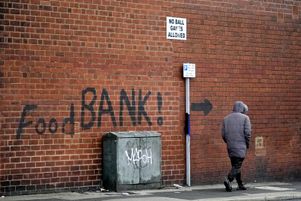 Un panneau peint sur le côté d’une maison dirige les gens vers une banque alimentaire locale le 21 octobre 2022 à Leeds, en Angleterre. 