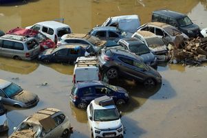 Des voitures empilées à Paiporta, au sud de Valence, dans l’est de l’Espagne, le 6 novembre 2024, à la suite d’inondations meurtrières