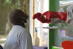 Un patient présentant les symptômes du Covid-19 subit un test PCR à Maiduguri, au Nigeria. Un accord historique a été a approuvé l’OMS mercredi 16 avril 2025 sur la préparation et la lutte contre les futures pandémies.