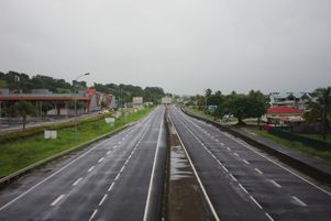 Une route principale vide, après l’annonce d’une l’alerte cyclonique violette, à Petit-Bourg, sur l’île de Guadeloupe, le 21 octobre 2023, après l’ouragan Tammy.