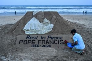 Une sculpture de sable représentant le pape François, à Puri, dans l’État indien d’Odisha, le 21 avril.