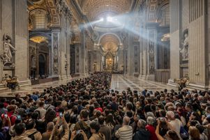 De nombreuses délégations étrangères seront présentes, samedi 26 avril, pour les funérailles du pape François. Mercredi 23 avril, la foule se recueillait auprès de son corps dans la basilique Saint-Pierre.