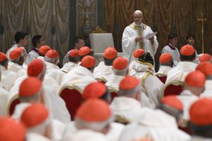 Léon XIV lors de sa première messe en tant que pape, avec les cardinaux dans la chapelle Sixtine au Vatican, le 9 mai 2025.