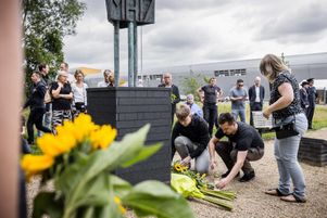 Des proches de victimes déposent des fleurs lors de la commémoration du crash du MH17, au mémorial De Verbinding à Eindhoven, aux Pays-Bas, le 23 juillet 2024. Dix ans se sont écoulés depuis que le vol 17 de Malaysia Airlines reliant Amsterdam à Kuala Lumpur a été abattu par un missile Buk au-dessus de l’Ukraine.