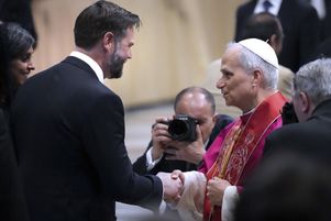 Le vice-président américain J. D. Vance et le pape dimanche 18 mai lors de la messe pour le début du pontificat de Léon XIV. Les deux hommes se sont de nouveau rencontrés, lors d’une audience, lundi 19 mai 2025.