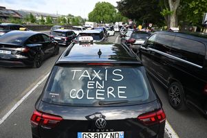Un slogan «Taxis en colère» est inscrit sur une voiture alors que des chauffeurs de taxi participent à une opération de blocage à Pau, le 19 mai 2025