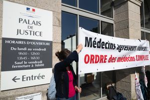 Les anciens présidents de l’Ordre de Charente-Maritime et du Finistère ont été entendus dans l’affaire Le Scouarnec, devant la cour criminelle du Morbihan. (Illustration : manifestation de victimes du chirurgien avant l’audience au palais de justice de Vannes, le 19 mai)