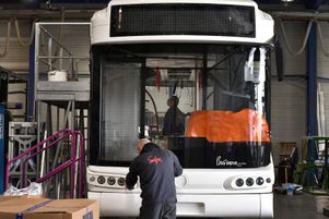 Des techniciens travaillent à la construction d’un bus à hydrogène, dans l’usine de Safra, à Albi, le 4 mars 2021.