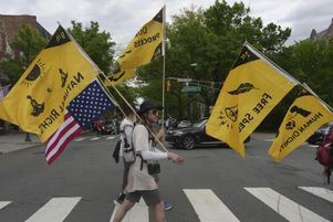 Ross Brubeck et d’autres membres de la marche des quakers vers Washington, à Princeton (New Jersey), le 7 mai 2025.