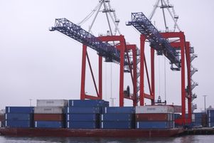 Des conteneurs d’expédition sont déchargés d’un cargo au terminal maritime de Red Hook à Brooklyn, New York, États-Unis, le 6 mai 2025.