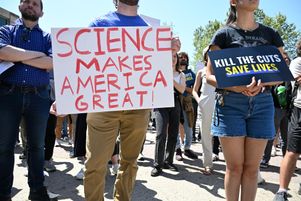 Dans une manifestation contre les coupes budgétaires qui touchent la rechercher scientifique, le 8 avril à Los Angeles.