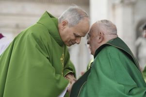 Le pape François serre la main du cardinal Robert Francis Prevost, devenu Léon XIV, lors d’une messe pour le Jubilé des forces armées sur la place Saint-Pierre au Vatican.